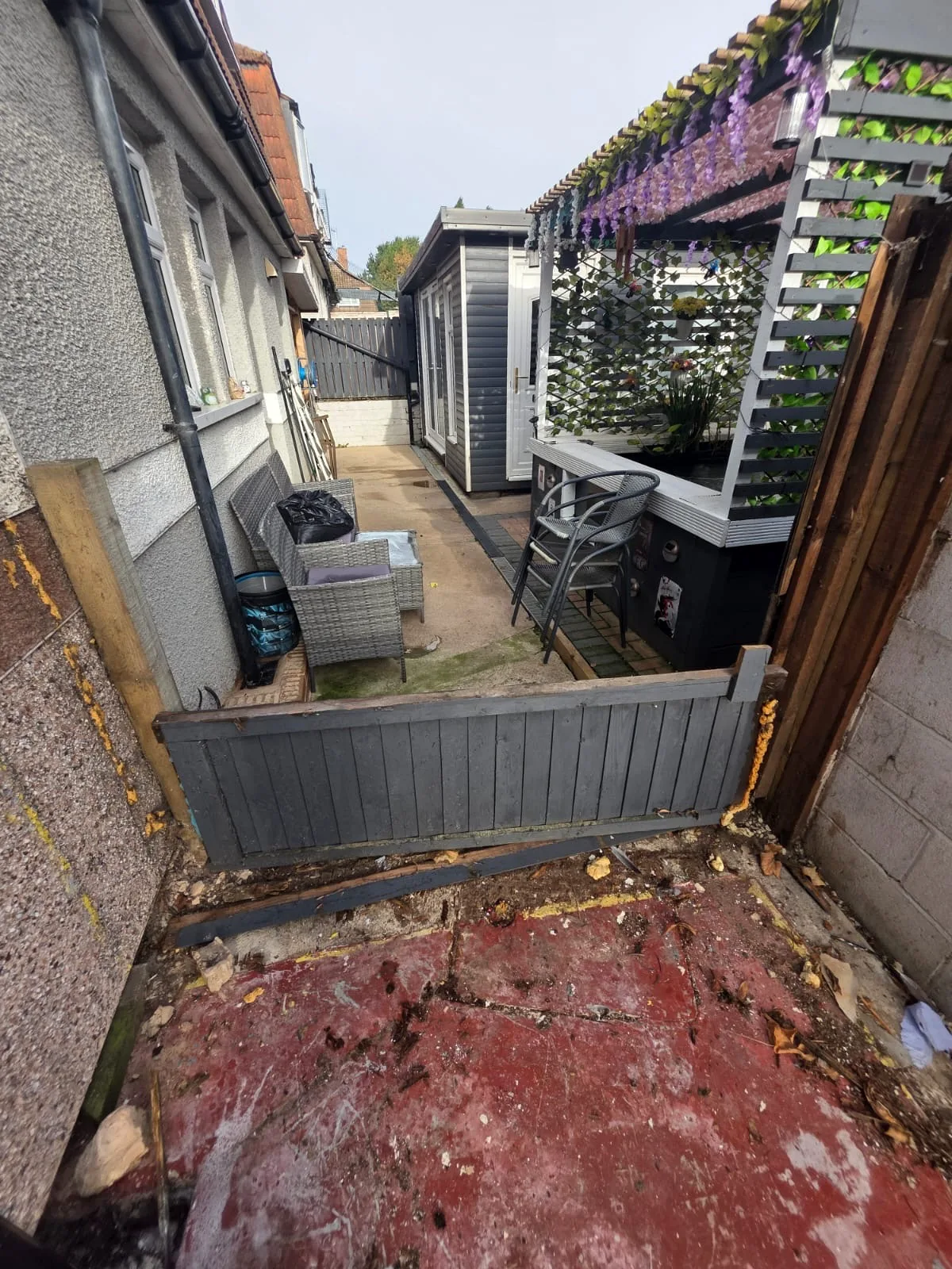 Low passage boundary before the full-height timber screen was fitted